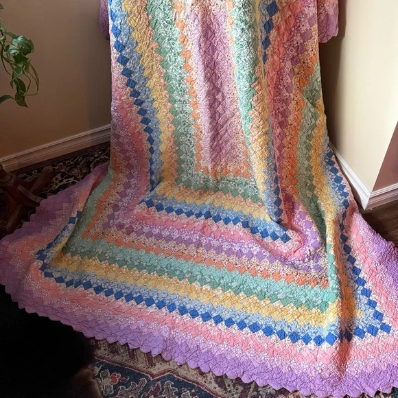 1930s Hand-stitched Diamond Quilt‎ - Picture 3 of 11